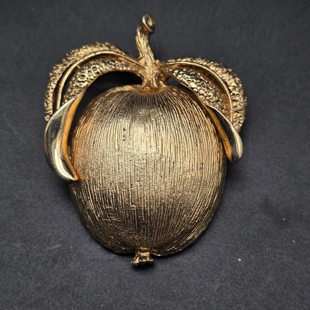 Sarah Coventry Gold Tone Apple Brooch Fruit Vintage Costume Jewelry